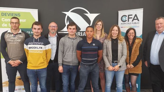 Anne Lecup, responsable recrutement et gestion de carrières chez Noriap (4e en partant de la dr.), lors du lancement de la promotion 2022-2023 en présence des quatre étudiants qui la composent, de sa collègue au service RH, Amandine Théry (3e à partir de la dr.), d’Alexandra Delmotte, du CFA agricole public des Hauts-de-France, de Xavier Bortolin (à dr.), directeur du CFPPA Le Paraclet Amiens, et Roch Ducrocq, responsable du développement de l’apprentissage.